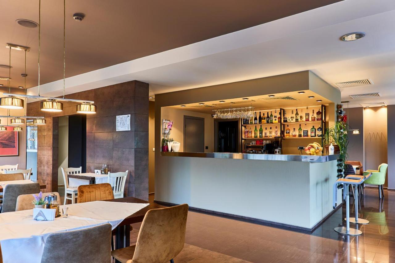 Monet Hotel Plovdiv Buitenkant foto