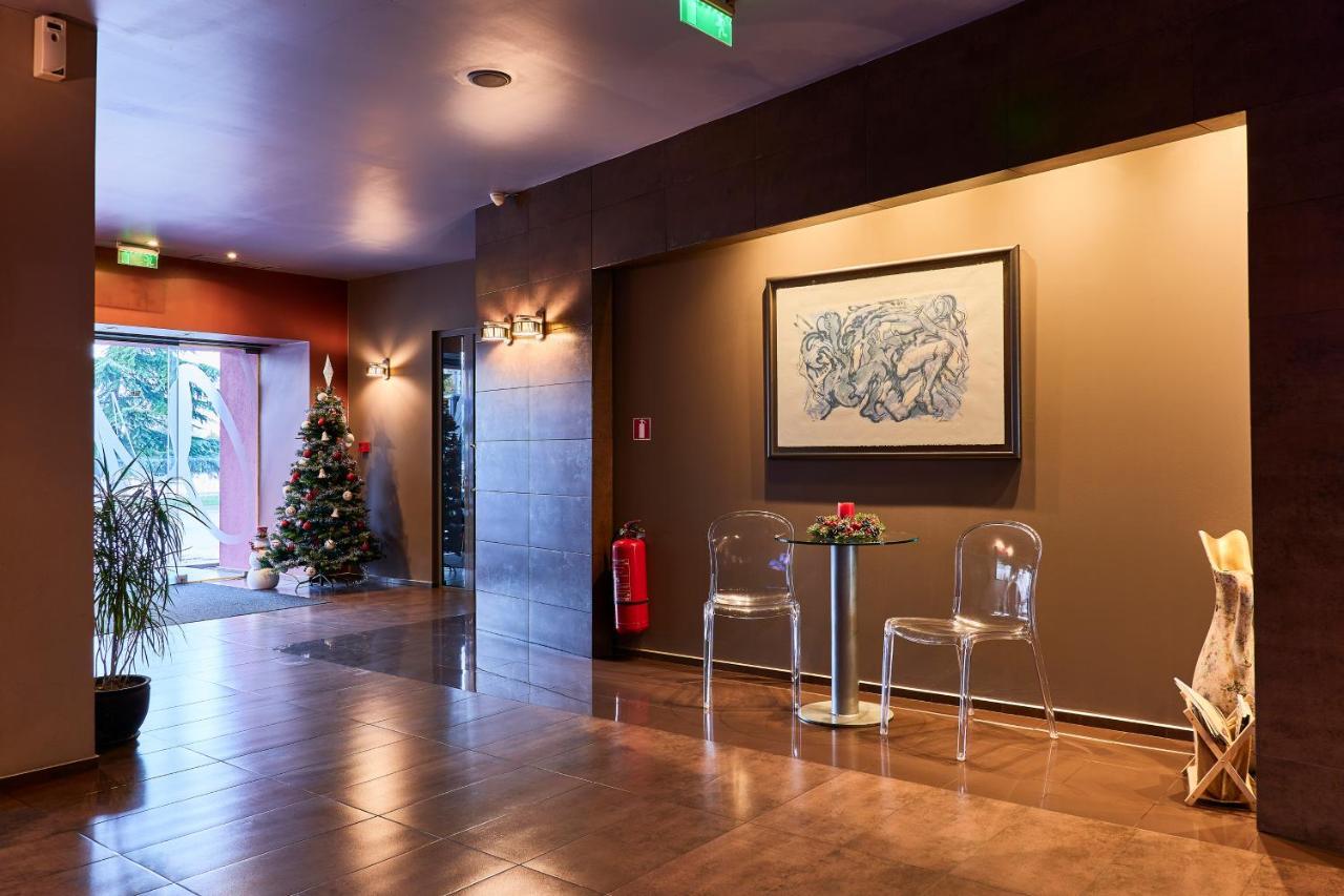 Monet Hotel Plovdiv Buitenkant foto